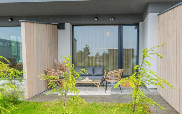 BOHO BEACH STUDIO su terasa ir baseinu