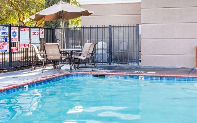 Comfort Suites