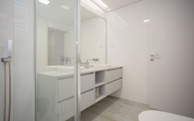 Liiiving -Luxury River View Apartment IX