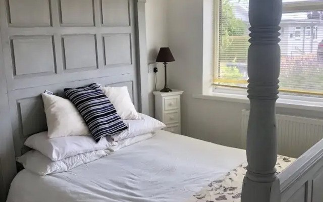 3 bed Bungalow minutes from the beach