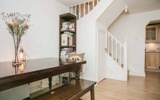 Cosy 2 Bedroom in Stoke Newington With Private Patio