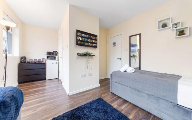 Spacious Sleeps 3 Ensuite Room In Twickenham TW7