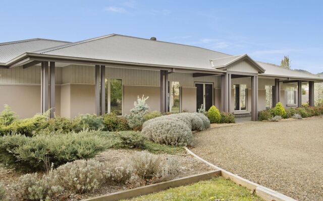 Collins Retreat - 4 Bedroom home with Pool