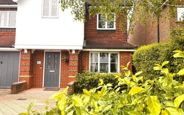 Remarkable 5-bed House in Horley