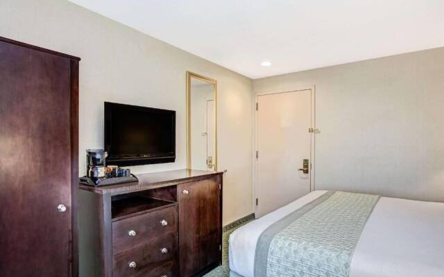 Hillcrest Hotel Near JFK Airtrain