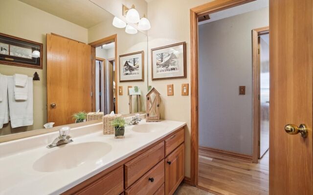 Wildwood Peaks 4 Bedroom Home by RedAwning