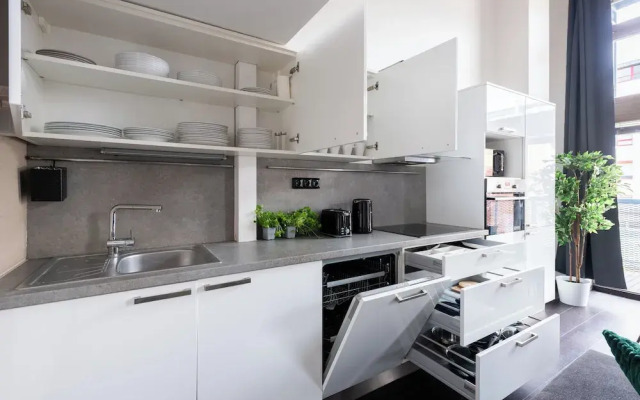 Modern loft-apart near metro Křižíkova