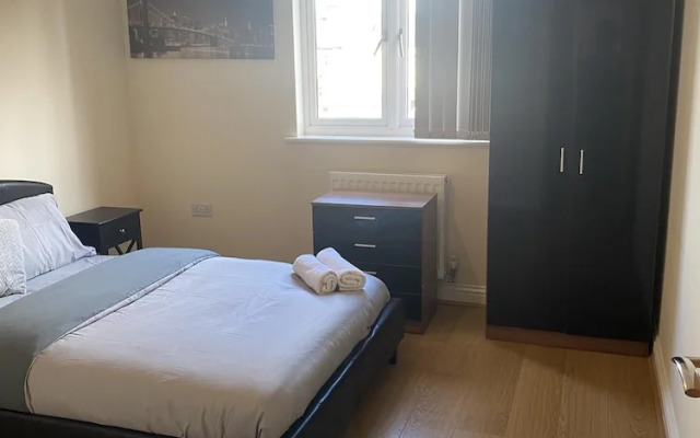 Beautiful 4 Bedroom Home With Parking by Lakeside