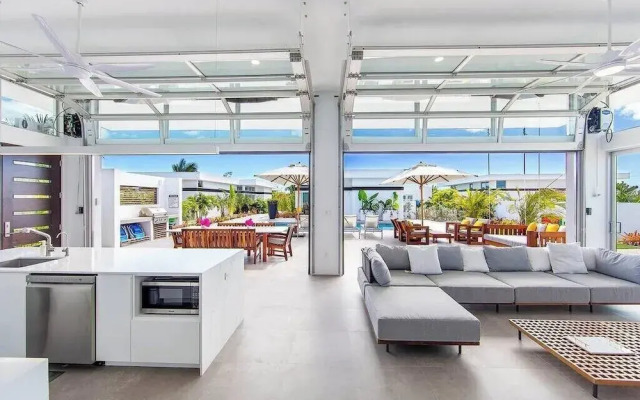 Oceanside Vacation Villa With Hotel Amenities v10