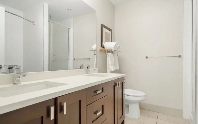Lakefront Lux 2BR Symphony Of Comfort