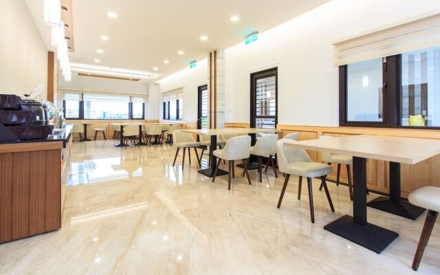 Urban Oasis Inn