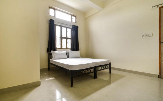 SPOT ON 48538 J S Hostel