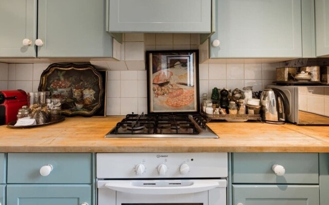 Modern & Beautiful Garden Apartment in Hammersmith, London