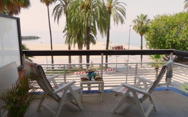 Newly Renovated Beachfront Apartment Ideally Located in Penelope