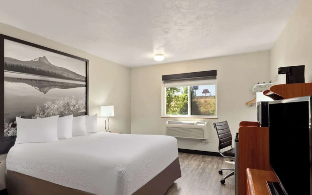 Super 8 by Wyndham Roseburg