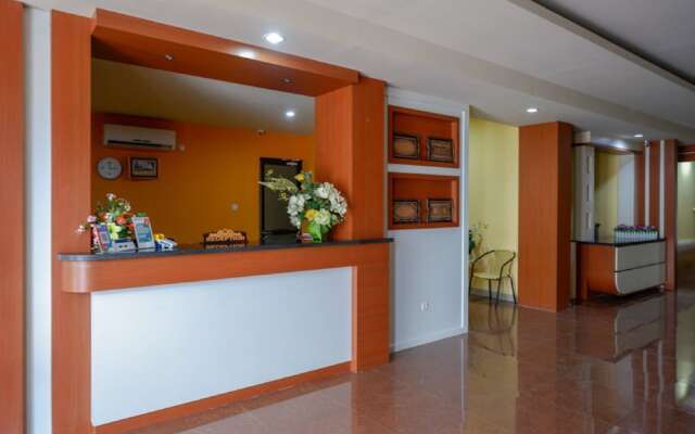 RedDoorz Plus @ Cameloan Hotel Palu