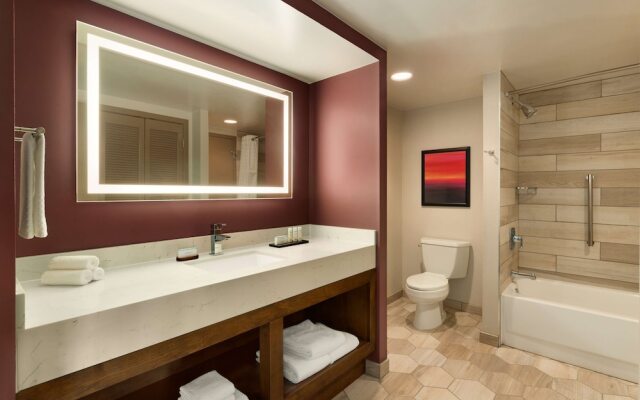 Hilton Phoenix Suites