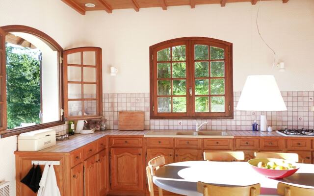 Lovely Villa in La Coquille with Swimming Pool