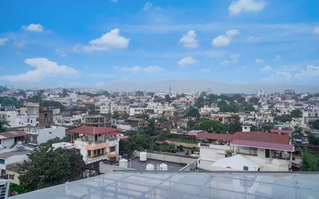Elegant Stays With Rooftop Restro and Hill View
