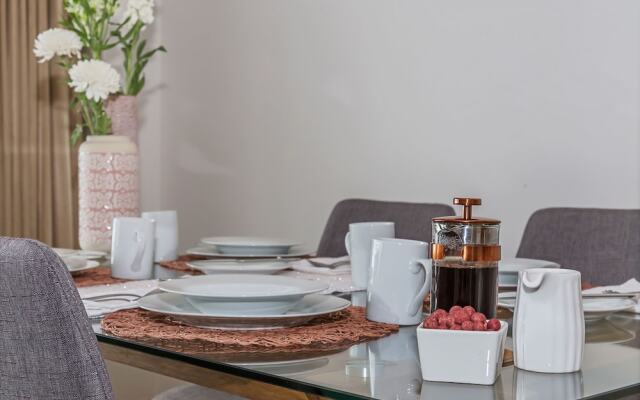 Waterfront 1BR Princes Wharf Apartment