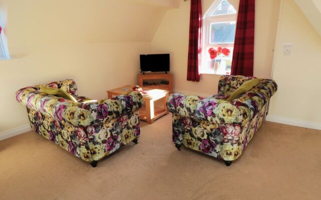 Carisbrooke House, Apartment 6