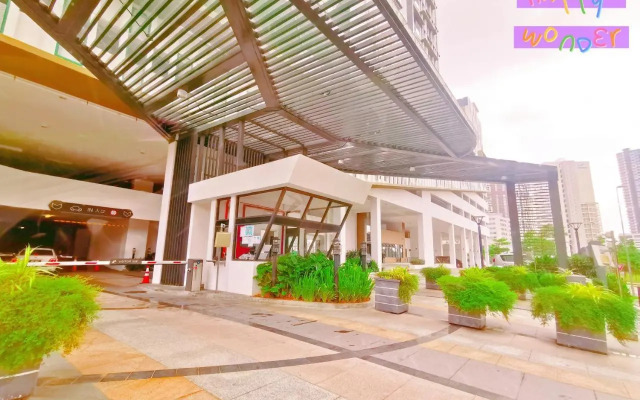 2BR DPristine 9 next to LEGOLAND FREE Parking