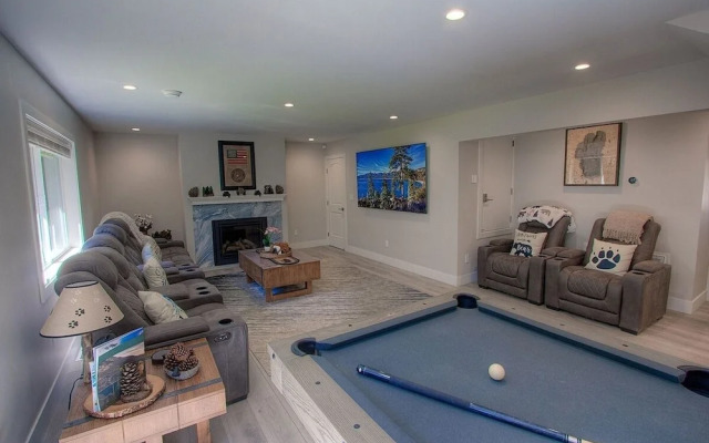 Creek Side Summit 4 Bedroom Home by RedAwning