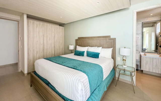 Paradise Found Luxe 2BR Condo in Iconic Location