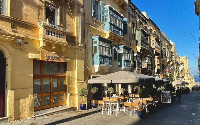 Valletta Collection - Merchant Str Apartment with large yard