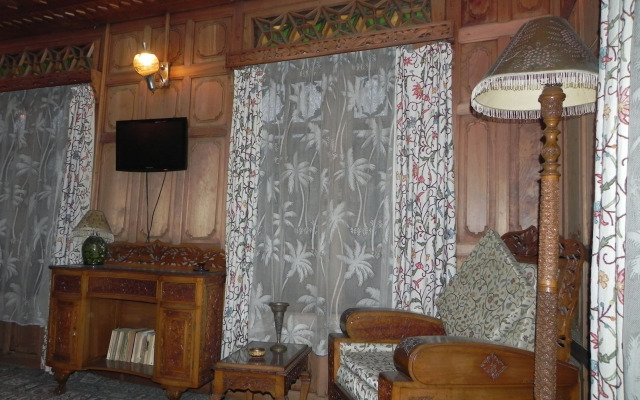 Shabrose Heritage Houseboats