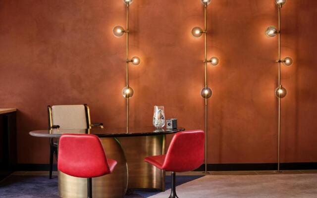Montcalm East, Autograph Collection