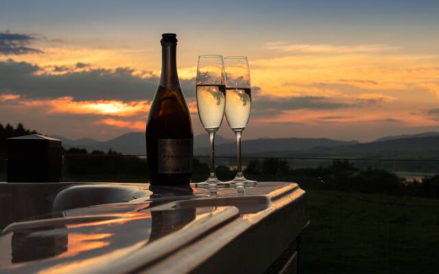 Super King Lodge-sleeps 2-hottub-sea View