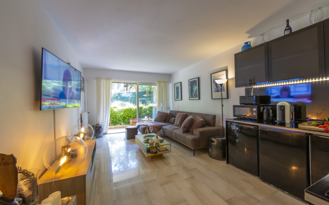 Les Cyclemans at Chateau Sainte Anne