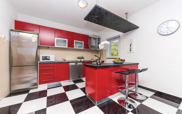 Beautiful Home in Kastel Novi With Wifi and 8 Bedrooms