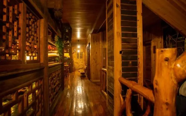 Baihe Renjia Inn (Furong Town Waterfall Branch)