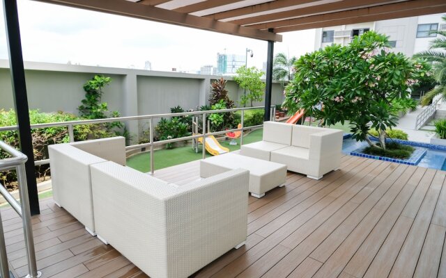Studio Condo at Horizons 101