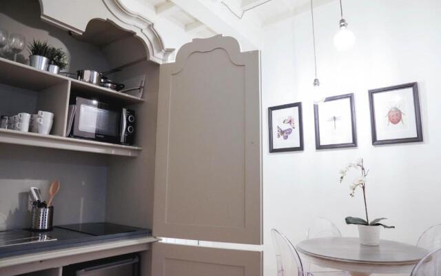 Art Apartment Black & White Suite