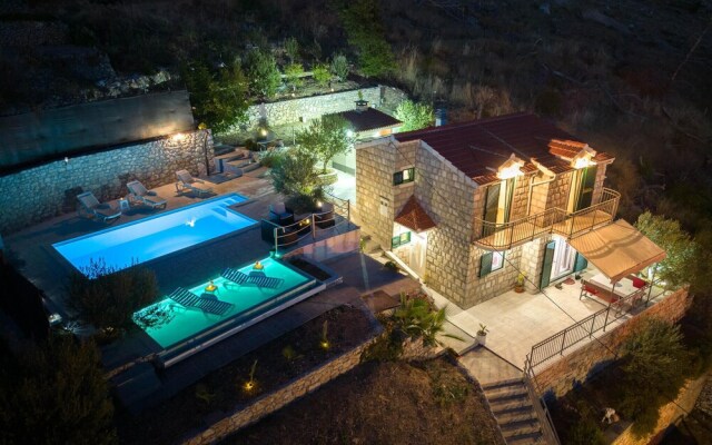 Stunning Home in Podstrana With Wifi and 3 Bedrooms
