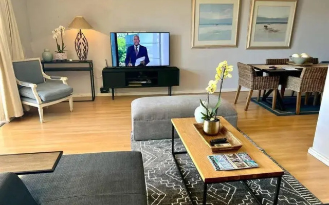 Parama 003 Secure, Luxurious Waterfront Apartment