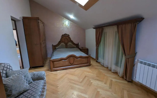 Star Apartment (Star Apartment)