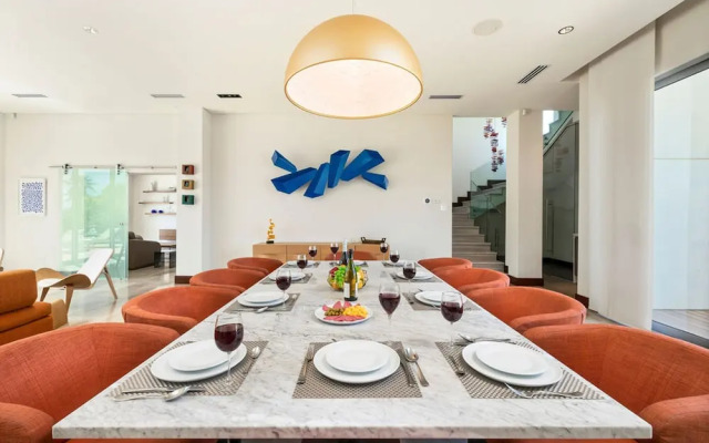 NEW Luxury 4BR Beachfront Villa w Infinity Pool