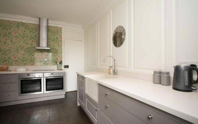 Medieval Town House - Walled Garden Sleeps 8