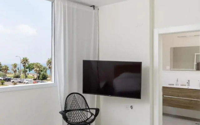 Stylish & Spacious 3 bedroom apartment by the Sea