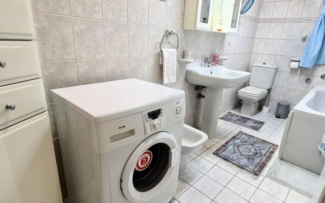 Windows City Apartment