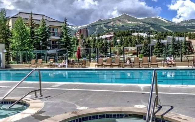 3 Bedroom Mountain View Condo Located in Historic Downtown Breckenridge with Hot Tub Access