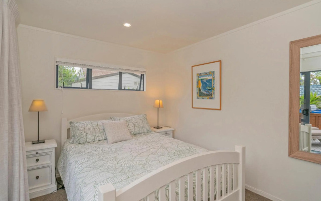 Upsides and Good Vibes - Pauanui Holiday Home – Guest Rooms – Pauanui
