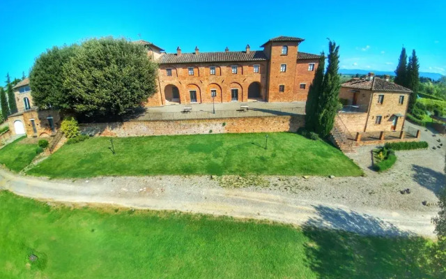 Quaint Farmhouse in Montepulciano with Pool