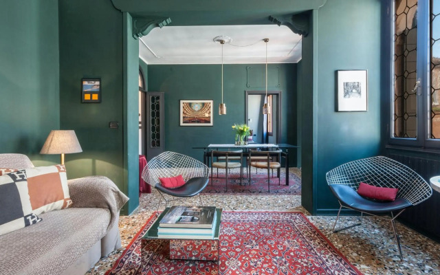 Stylish Renovated Apartment In The Heart Of The City