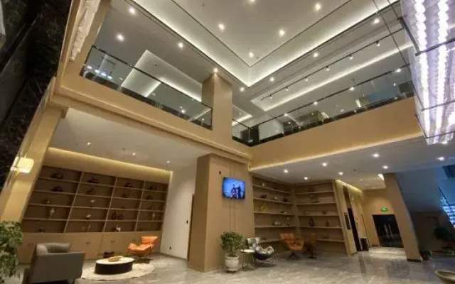 Garze Chin lives in a hotel