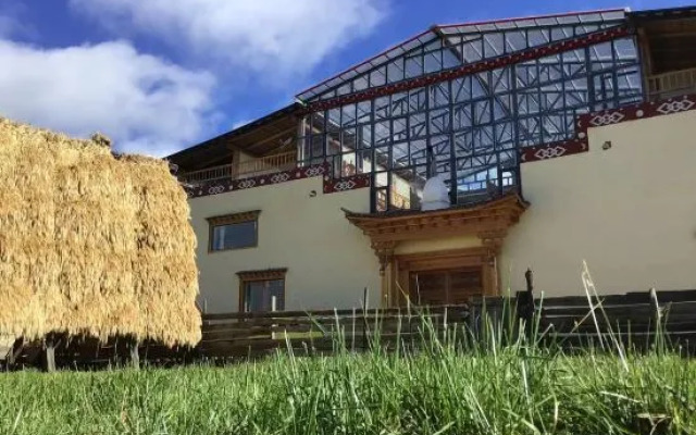 Renqing Cimu Mei Court